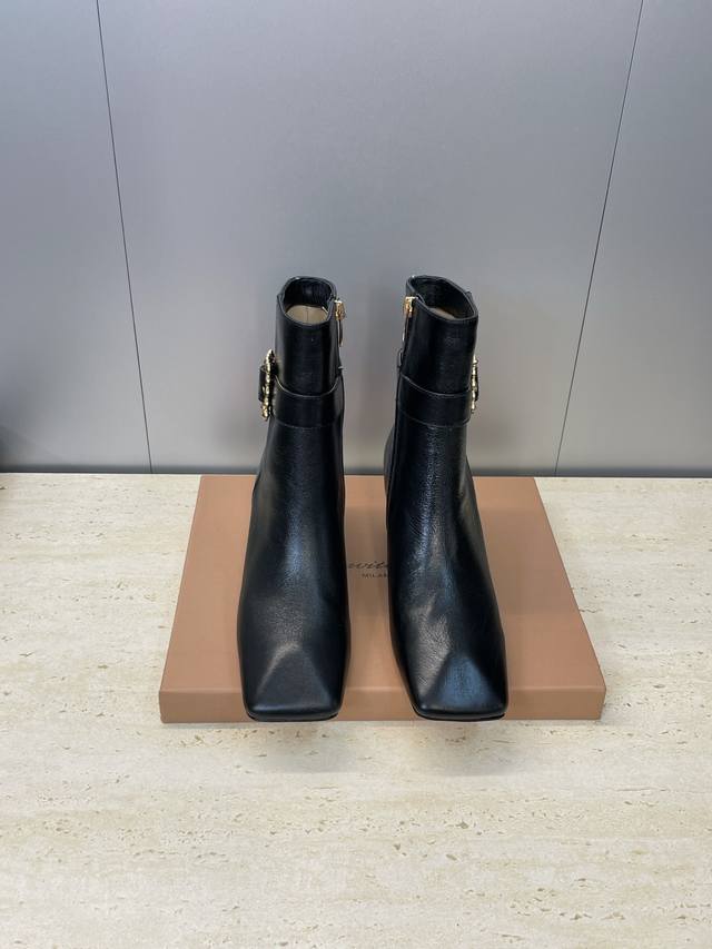 工厂P价P Gianvito Rossi 塞乔.罗茜2025秋冬新款及裸机车粗跟女靴 Gr字母Logo五金扣高跟方头侧拉链机车骑士短靴 材质：鞋面进口小牛皮 进