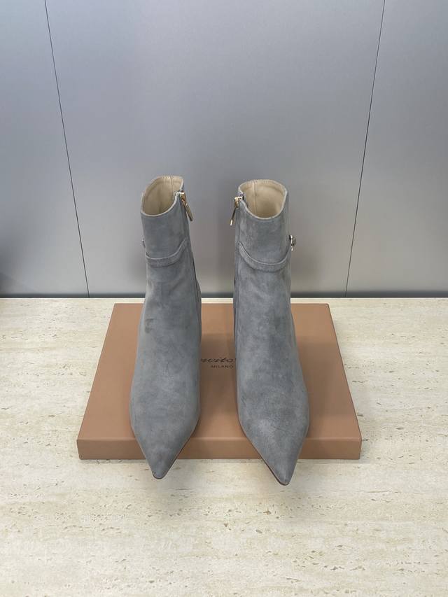 工厂P价P Gianvito Rossi 塞乔.罗茜2025秋冬新款及裸马丁女靴 Gr字母Logo五金扣高跟尖头侧拉链机车骑士短靴 材质：鞋面进口小牛皮 进口羊