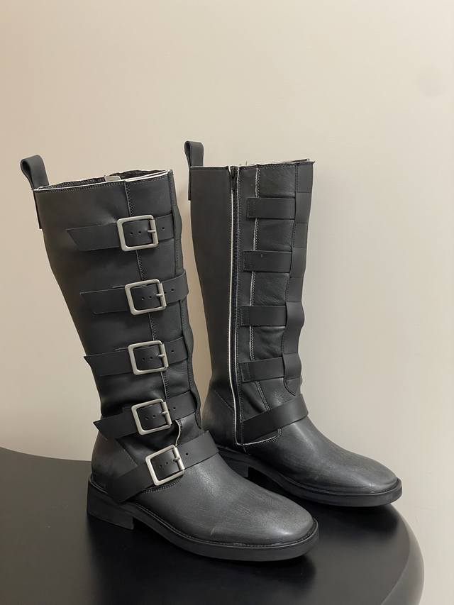 Miista 25Ss秋冬新款 搭扣机车风真皮长靴侧拉链长筒骑士靴 高品质的质量 拿到手你就知道它有多值！绝对超出你的想象，这种看似简单的款式超级百搭，无论搭配