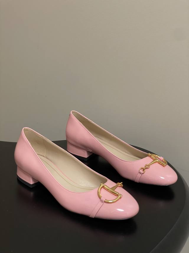 25Ss早秋新款Gucci古驰大D半马衔扣玛丽珍鞋漆皮芭蕾舞鞋低跟单鞋 2025秋冬系列,这款女士芭蕾舞平底采用光泽感漆皮匠心打造，以品牌标志性元素焕新诠释经典
