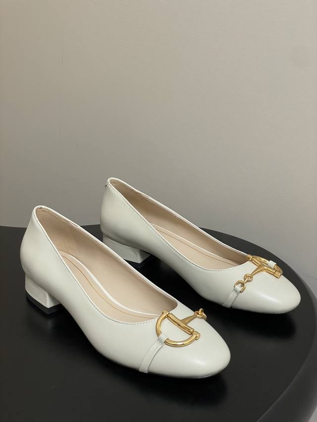 25Ss早秋新款Gucci古驰大D半马衔扣玛丽珍鞋漆皮芭蕾舞鞋低跟单鞋 2025秋冬系列,这款女士芭蕾舞平底采用光泽感漆皮匠心打造，以品牌标志性元素焕新诠释经典