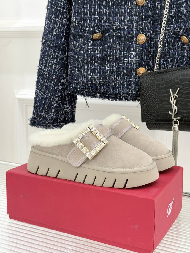 厂价P矮 高 Roger Vivier Rv25Wf新品方钻扣 厚底雪地靴 标志性方形水钻扣是视觉焦点 施华洛世奇钻饰星辰般的璀璨 直边与圆角的几何平衡里 藏着