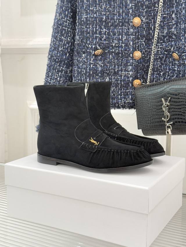厂价 配原版飞机盒 Saint Lauren*Ysl圣罗兰25Wf新品 Ysl字母褶皱边乐福短靴 当乐福慵懒基因邂逅短靴的利落轮廓 它为秋冬造型注入毫不费力的时