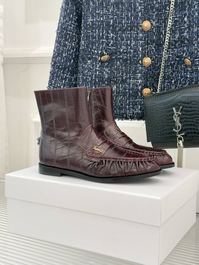 厂价 配原版飞机盒 Saint Lauren*Ysl圣罗兰25Wf新品 Ysl字母褶皱边乐福短靴 当乐福慵懒基因邂逅短靴的利落轮廓 它为秋冬造型注入毫不费力的时