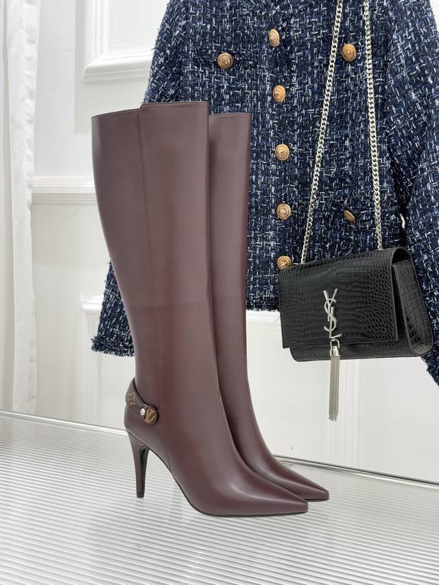 厂价P短靴 长靴 驴牌25Wf秋冬新品老花皮带扣尖头 高跟靴子系列 感受先锋设计与经典格调的激情碰撞 让足下生风 成为街头焦点。 经典老花与现代时尚碰撞出火花