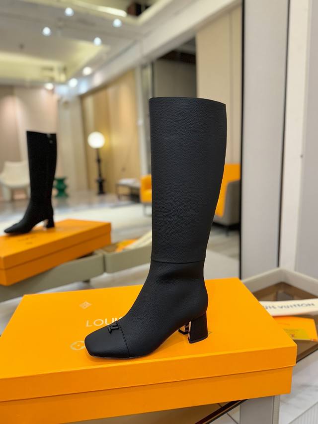 价格P： L家秋冬 专柜 走秀16寸高靴、官网系列、同步更新、完美楦型+小V扣设计、再现经典、款式简单大方、走路不累脚、不挑人、上脚大气好看、原版倒模楦型，极致