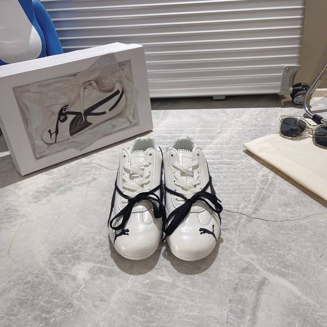 出厂 Rose X Sed Ls联名系列 薄底赛车 德训双鞋带休闲鞋 融合了Rose与生俱米的率性魅力与运动垄格 加衬鞋领 柔软不易磨脚 橡胶薄底 轻盈贴地 舒