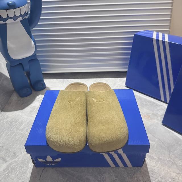 出厂 Adidas Originals Adimule 时尚舒适 防磨包头拖鞋 鞋面采用翻毛皮等材质,手感柔软细腻。软木鞋床是一大亮点,能根据脚步形态塑造贴合脚  出厂 Adidas Originals Adimule 时尚舒适 防磨包头拖鞋 鞋面采用翻毛皮等材质,手感柔软细腻。软木鞋床是一大亮点,能根据脚步形态塑造贴合脚