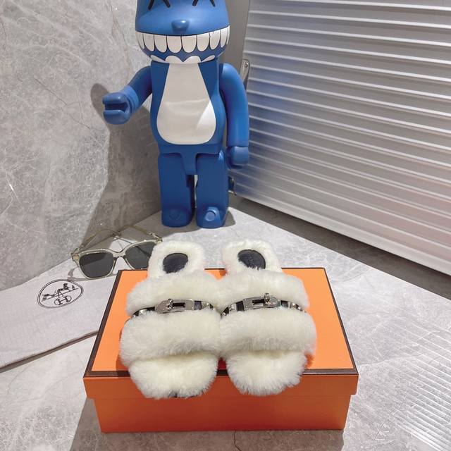 爱马仕真皮底毛拖整双鞋子采购Zp开发打造，全部定制材料，独家开模大底，细节全部对版出货，连包装也做到跟正品一样。码数:35-41 41定做不退换