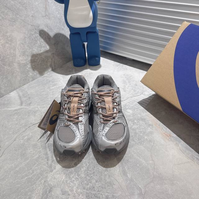 出厂 Asics Gel-Nimbus 10.1亚瑟士经典跑鞋 如今机能风和户外风吹得正劲，便是主打“Urban Outdoor机能越野风格”，城市和户外场景都