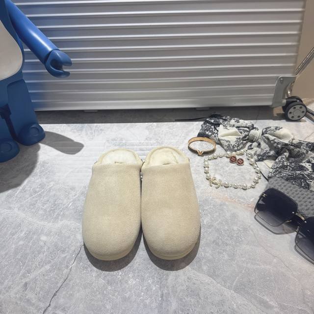 Ugg新款洛瑞娅拖鞋，牛皮翻毛，内里羊毛毛茸款，一眼就心动的毛毛拖鞋 颜色：栗色。黑色。杏色。码数35-40