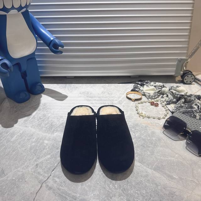 Ugg新款洛瑞娅拖鞋，牛皮翻毛，内里羊毛毛茸款，一眼就心动的毛毛拖鞋 颜色：栗色。黑色。杏色。码数35-40