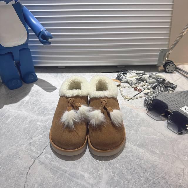 出厂 Miumiu 雪地靴～冬日甜酷少女的温暖选择 在雪地靴界卷出甜酷新高度的，非Miu这款雪地靴莫属～从造型到细节，把少女感与保暖性拿捏刚好～分享给想在冬天既