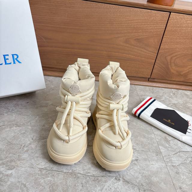 出厂女码 男码10 Moncler2025新款雪地靴 奢华与功能的完美融合 行走的羽绒服:防水尼龙+加绒内里，-10℃也能暴走雪地 工业风美学:粗绳鞋带+撞色，