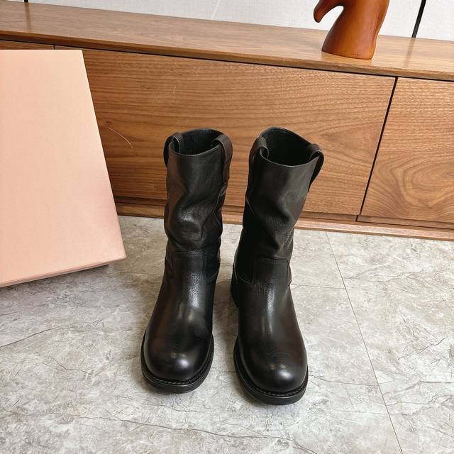 出厂 Miumiu 2026春夏走秀款堆堆靴 一脚蹬短靴 靴筒自然褶皱，慵懒随性，半内里设计轻薄不臃肿，秋冬穿搭氛围感满分。 鞋垫柔软，长时间穿也很舒适，Cit