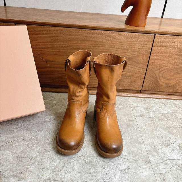 出厂 Miumiu 2026春夏走秀款堆堆靴 一脚蹬短靴 靴筒自然褶皱，慵懒随性，半内里设计轻薄不臃肿，秋冬穿搭氛围感满分。 鞋垫柔软，长时间穿也很舒适，Cit