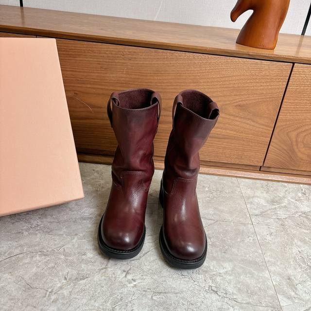 出厂 Miumiu 2026春夏走秀款堆堆靴 一脚蹬短靴 靴筒自然褶皱，慵懒随性，半内里设计轻薄不臃肿，秋冬穿搭氛围感满分。 鞋垫柔软，长时间穿也很舒适，Cit