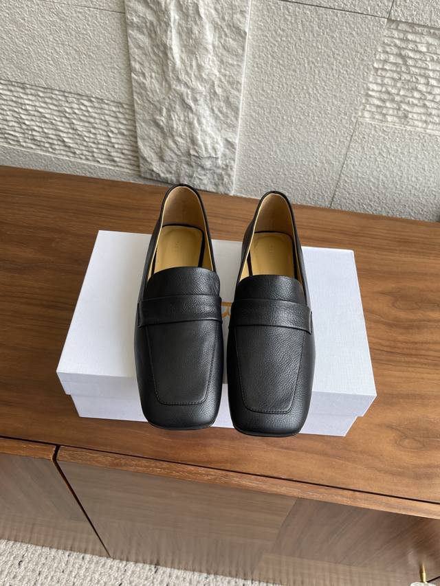 顶级版本: The Row 25Ss 春夏新款 方头 平底 休闲 乐福鞋 这款是Row经典款的改良，超强设计感，线条简洁流畅 虽然没有过多的元素点缀，但脚感会舒