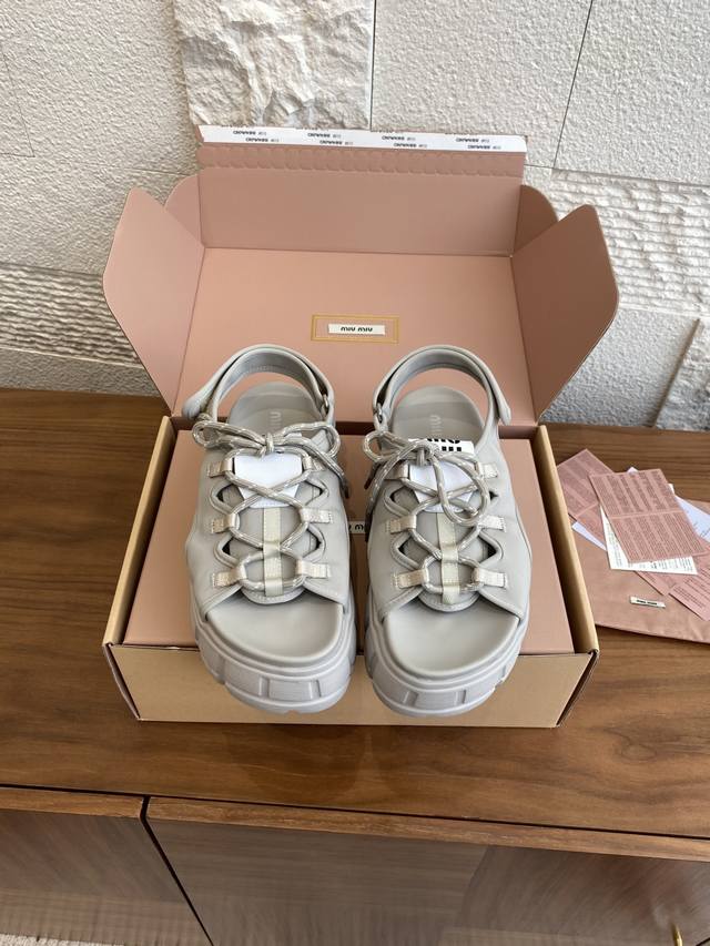 顶级版本: Miu Miu 缪缪 25Ss 夏季新款 绑带 魔术贴 厚底 凉鞋 这款休闲氯丁橡胶凉鞋采用前卫量感廓型设计，搭配双色鞋带，诠释Miu Miu品牌精