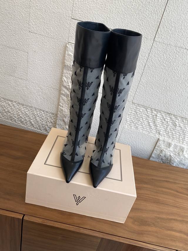 顶级版本:短网靴: ，电绣网: 长网靴: ，电绣网:640 Vanda Novak 25Ss 尖头 纱网 电绣 小猫跟高跟 凉靴 Vanda Novak尖头就跟