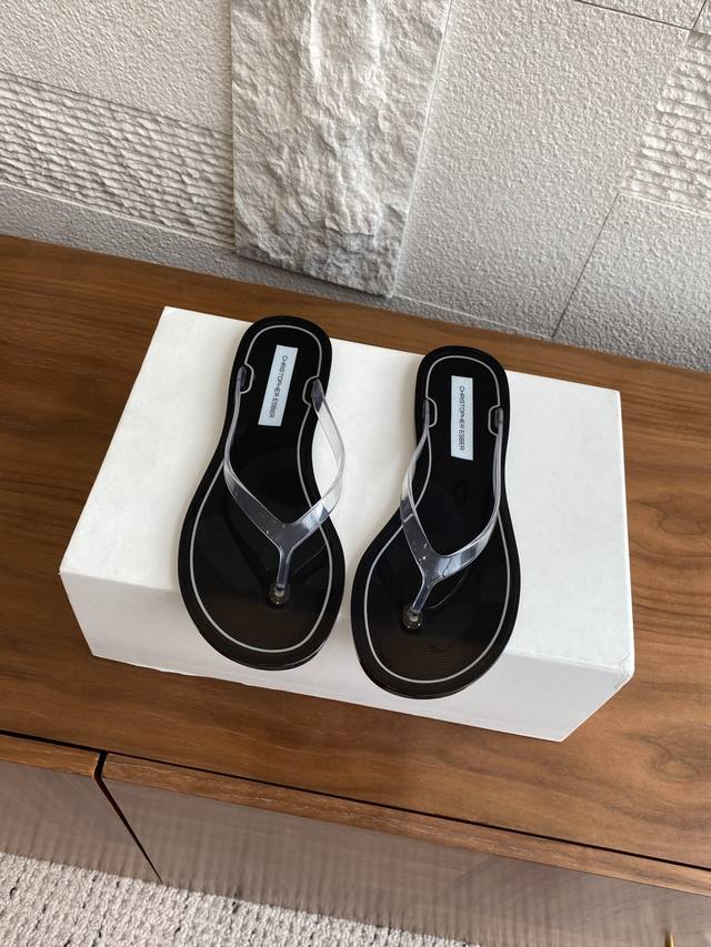 品牌原单渠道货源: Chirstopher Esber 澳洲小众设计品牌2025透明人字拖鞋 最美透明防水人字拖鞋水晶Pvc材质~Logo电镀透亮膜材质~最最重 品牌原单渠道货源: Chirstopher Esber 澳洲小众设计品牌2025透明人字拖鞋 最美透明防水人字拖鞋水晶Pvc材质~Logo电镀透亮膜材质~最最重