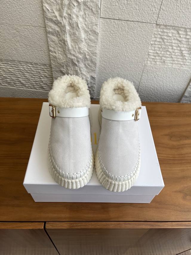 顶级版本: Chloe 蒄依 2025 秋冬新款 Nama坡跟穆勒鞋 一脚蹬 穆勒鞋 毛毛鞋 这款Nama坡跟穆勒鞋由绒面小牛皮和羊羔皮制成，并在皮革饰带上点缀