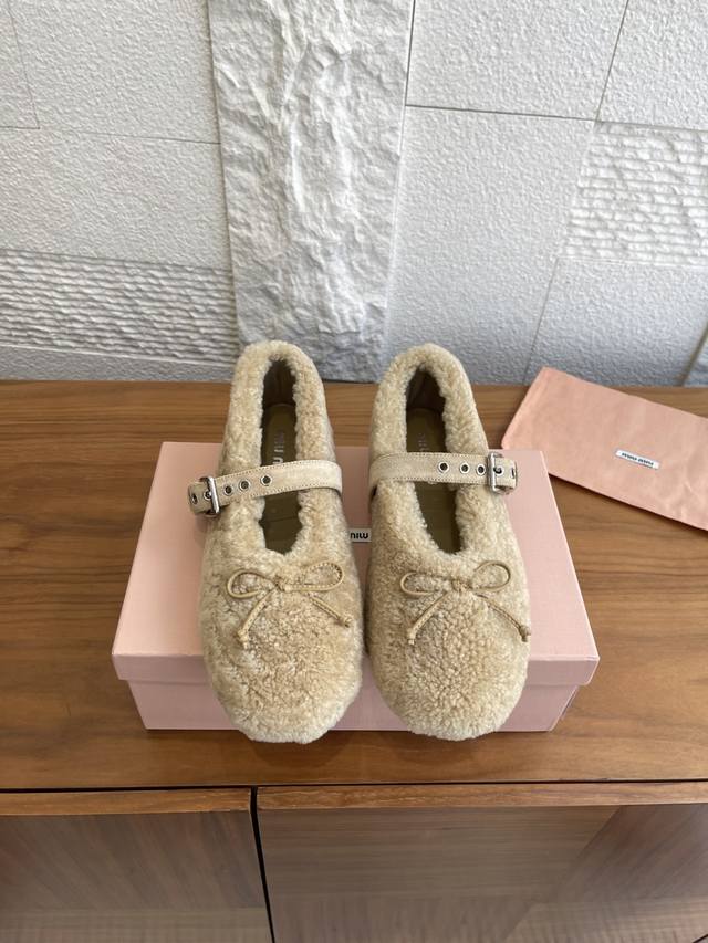 顶级版本: Miumiu 缪缪 2025 秋冬新款 蝴蝶结 卡扣带 毛毛鞋 芭蕾舞鞋 Miumiu这款毛毛芭蕾舞鞋,采用柔软、蓬蓬质感的羊皮毛进一步烘托这款平底 顶级版本: Miumiu 缪缪 2025 秋冬新款 蝴蝶结 卡扣带 毛毛鞋 芭蕾舞鞋 Miumiu这款毛毛芭蕾舞鞋,采用柔软、蓬蓬质感的羊皮毛进一步烘托这款平底