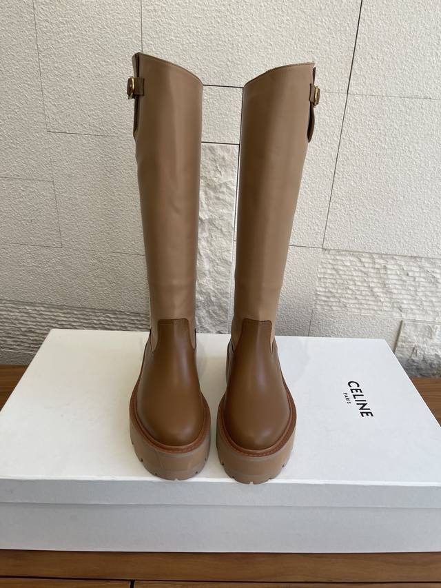 顶级版本: Celine 赛琳 2025 秋冬新款 圆头 厚底 拼色 骑士靴 Celine 这款Bulky Buckled系列拼色厚底骑士靴，采用进口小牛皮，质