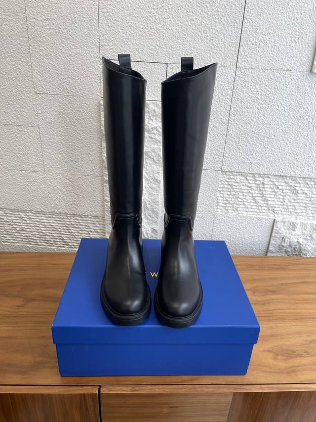 顶级版本: Stuart Weitzman Fa25 秋冬新品 Celia 骑士靴 Sw这款Celia骑士靴以现代方式演绎经典靴款：这款及膝靴采用皮革打造，以挺