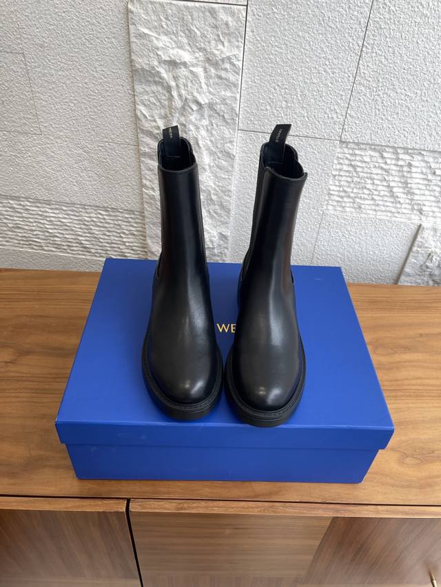 顶级版本:羊猄 牛皮: Stuart Weitzman Fa25 秋冬新品 Celia 切尔西 短靴 Sw这款将英伦经典与现代摩登态度相互融合杏仁头设计呈现优雅