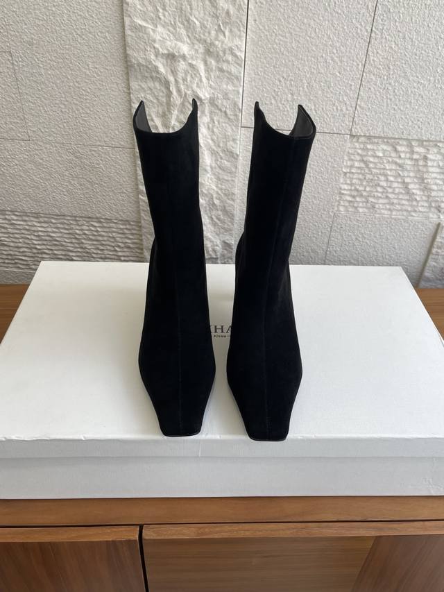 顶级版本： Khaite 2025 秋冬新款 方头 高跟 Ona踝靴 Khaite这款Ona踝靴独特的缺口后背设计，增强了这款绒面皮革的方头踝靴的穿脱便利性与拉