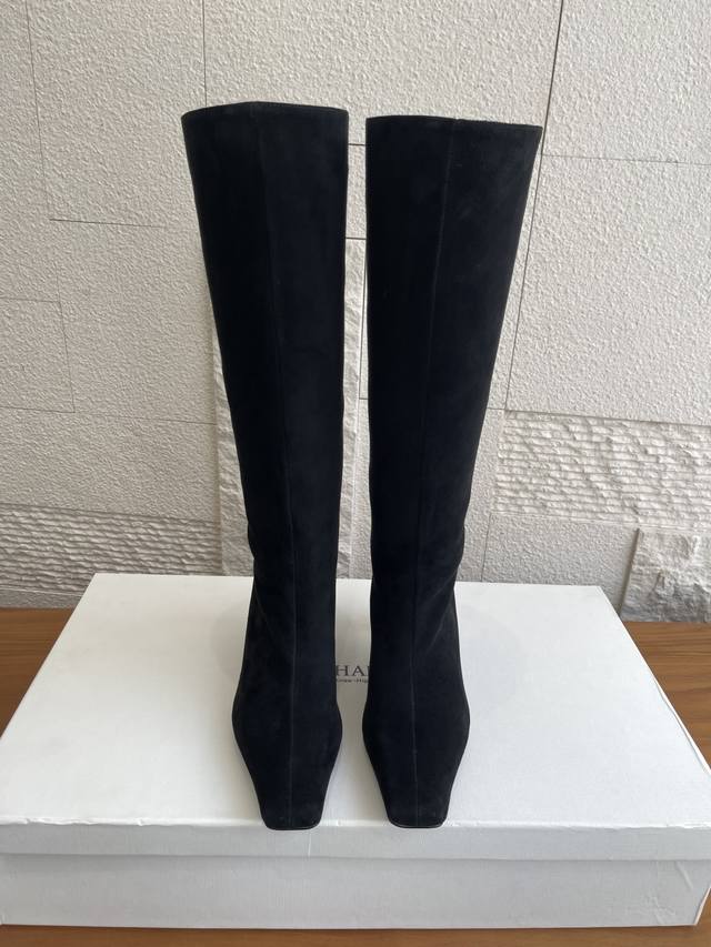 顶级版本: Khaite 2025 秋冬新款 方头 高跟 Ona高筒靴 Khaite这款Ona 高筒靴，独特的缺口后背设计，增强了这款绒面皮革的方头踝靴的穿脱便