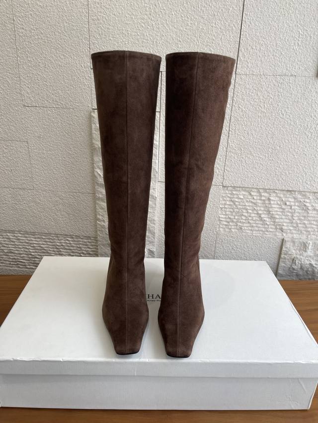 顶级版本: Khaite 2025 秋冬新款 方头 高跟 Ona高筒靴 Khaite这款Ona 高筒靴，独特的缺口后背设计，增强了这款绒面皮革的方头踝靴的穿脱便