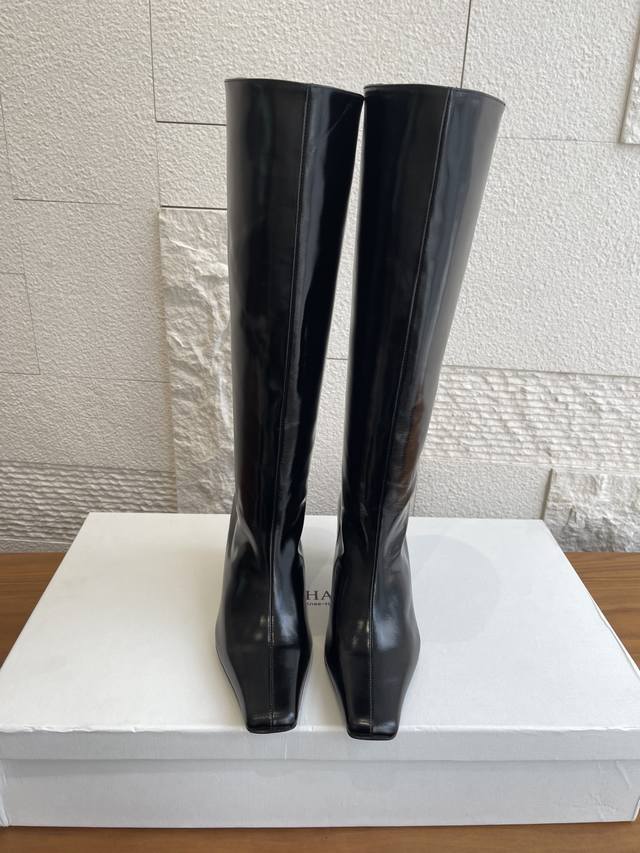 顶级版本: Khaite 2025 秋冬新款 方头 高跟 Ona高筒靴 Khaite这款Ona 高筒靴，独特的缺口后背设计，增强了这款绒面皮革的方头踝靴的穿脱便