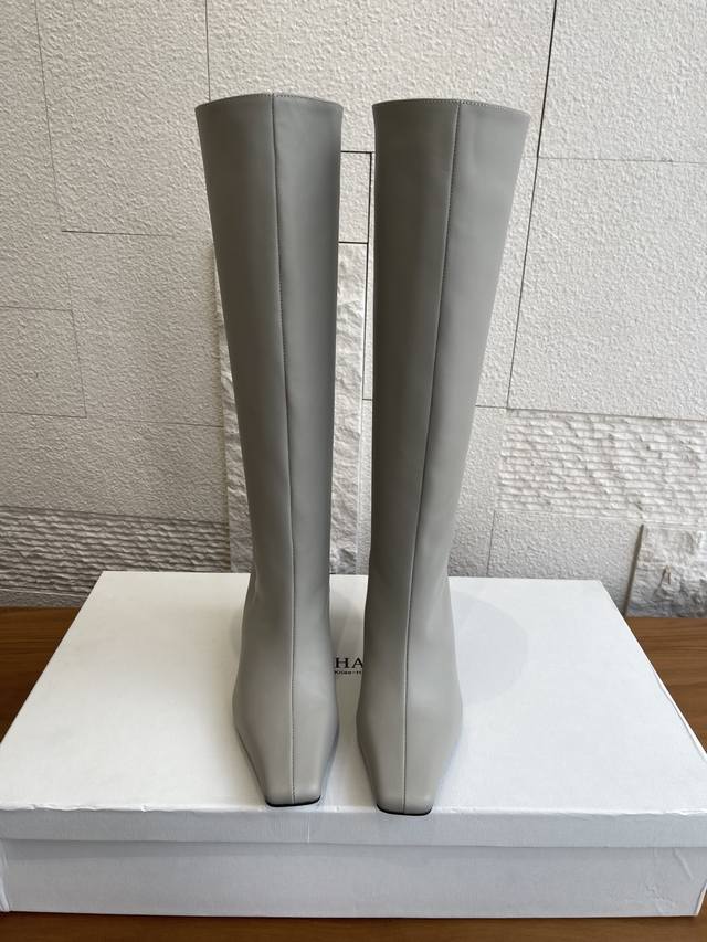 顶级版本: Khaite 2025 秋冬新款 方头 高跟 Ona高筒靴 Khaite这款Ona 高筒靴，独特的缺口后背设计，增强了这款绒面皮革的方头踝靴的穿脱便