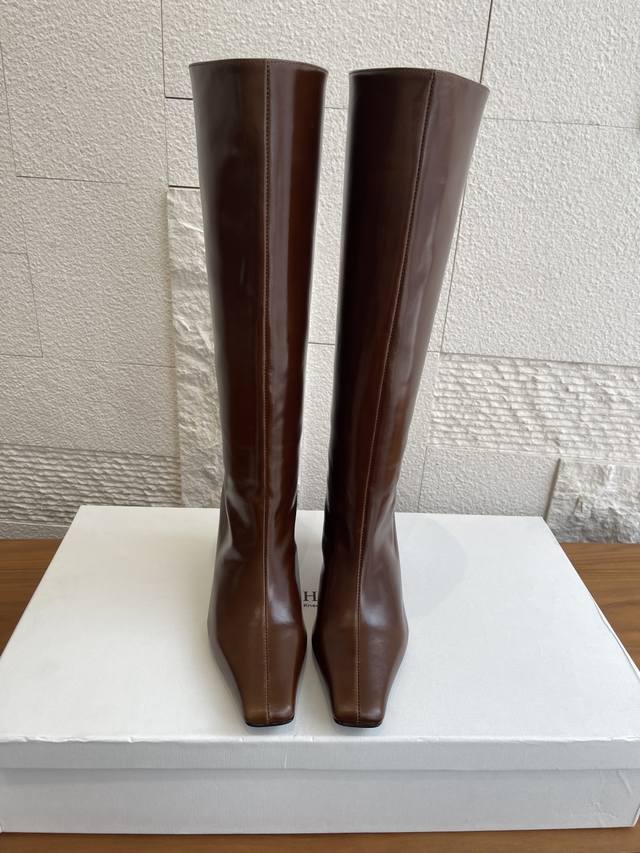 顶级版本: Khaite 2025 秋冬新款 方头 高跟 Ona高筒靴 Khaite这款Ona 高筒靴，独特的缺口后背设计，增强了这款绒面皮革的方头踝靴的穿脱便