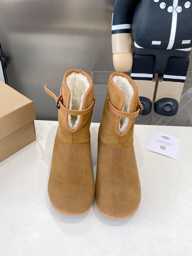 出厂 U*G. 2025款. 秋冬专柜最新款内增高羊毛短靴，秋冬季节必备 面料:高丝光牛反绒。 内里:澳州进口％100纯羊毛 垫脚:羊毛 大底:内增高 + Ev