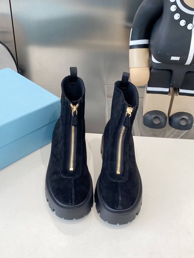 出厂 Prad* 25Ss普拉达经典三角标一脚蹬王炸女靴 冬天买不到的系列，绝对是今年的大爆款！！贼好看！Prada靴子真的很哇塞！上脚大气显腿瘦气质这块刚好拿