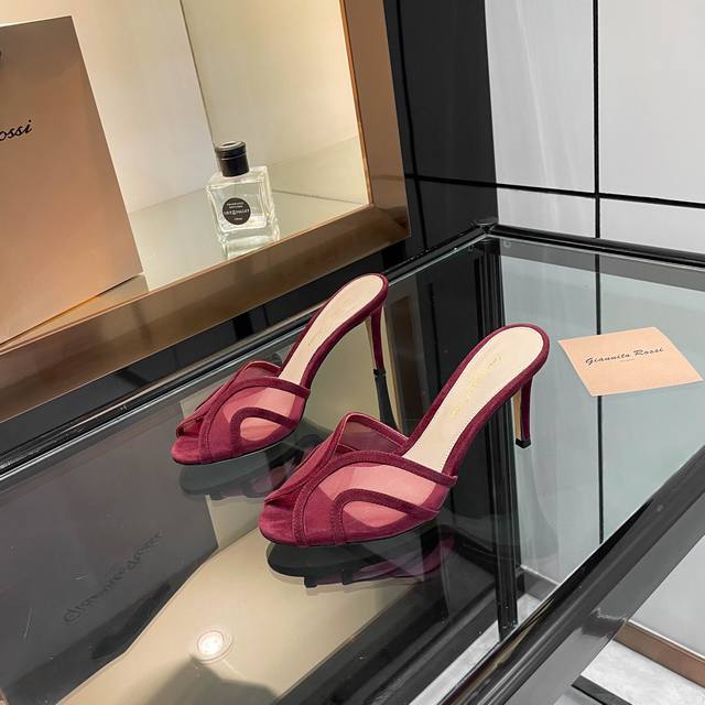 Gianvito Rossi 2025 新款拖鞋 顶级版本！ 代购品质！施华洛奇水钻圆头高跟拖鞋，宛如从童话中走来的仙履。施华洛奇水钻璀璨耀眼，如同繁星点点镶嵌