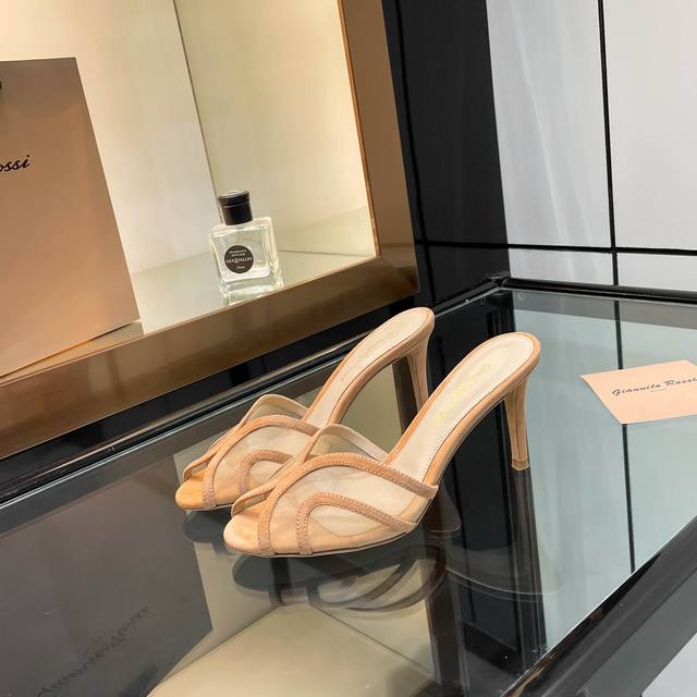 Gianvito Rossi 2025 新款拖鞋 顶级版本！ 代购品质！施华洛奇水钻圆头高跟拖鞋，宛如从童话中走来的仙履。施华洛奇水钻璀璨耀眼，如同繁星点点镶嵌