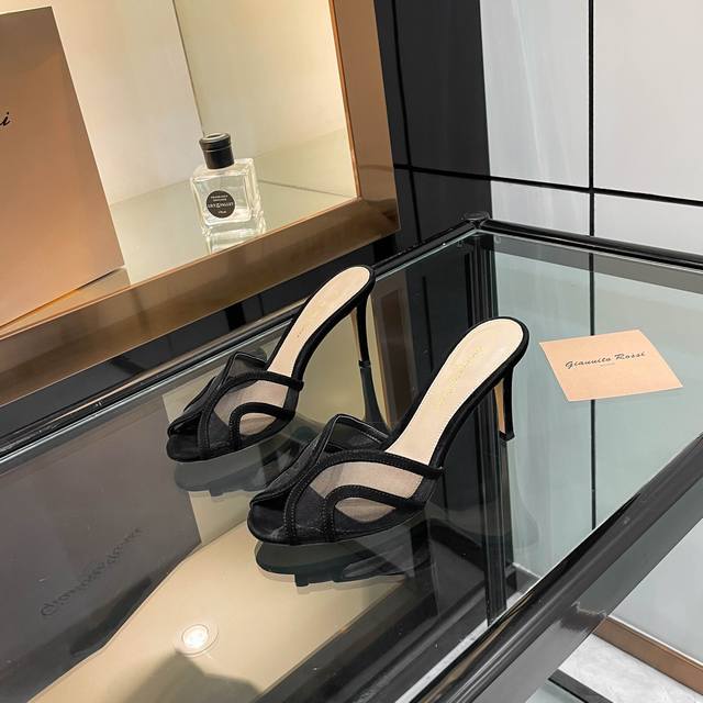 Gianvito Rossi 2025 新款拖鞋 顶级版本！ 代购品质！施华洛奇水钻圆头高跟拖鞋，宛如从童话中走来的仙履。施华洛奇水钻璀璨耀眼，如同繁星点点镶嵌