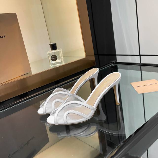 Gianvito Rossi 2025 新款拖鞋 顶级版本！ 代购品质！施华洛奇水钻圆头高跟拖鞋，宛如从童话中走来的仙履。施华洛奇水钻璀璨耀眼，如同繁星点点镶嵌