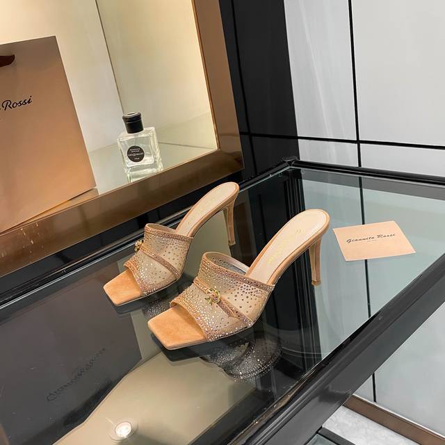 Gianvito Rossi 2025 新款拖鞋 顶级版本！ 代购品质！施华洛奇水钻方头高跟拖鞋，宛如从童话中走来的仙履。施华洛奇水钻璀璨耀眼，如同繁星点点镶嵌