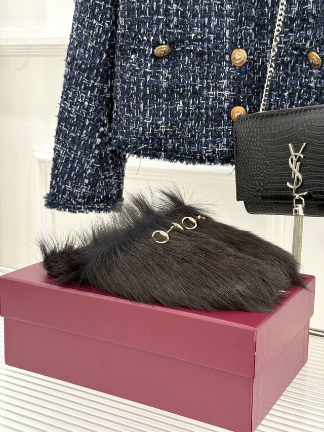 厂价 Gucci 古驰25Wf新品马衔扣穆勒拖毛毛拖 这双毛毛拖是慵懒与奢华的完美碰撞 穿上瞬间松弛感与高级感并存的穿搭哲学。 标志性的马衔扣金属配件 是G家百