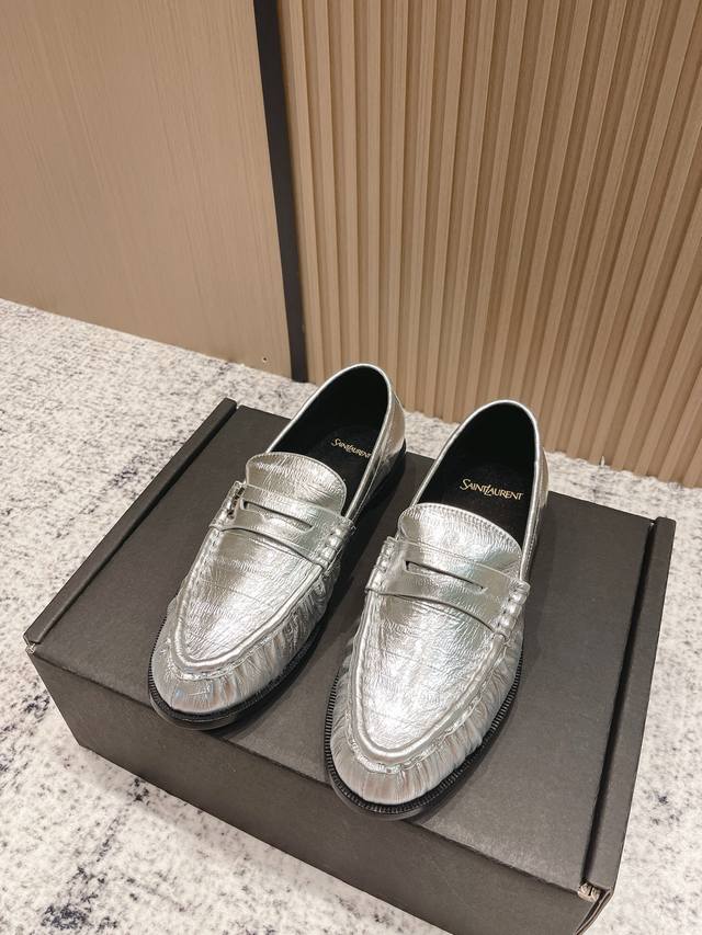 顶级版本： 满帮款 Sain*Laurent 圣罗兰 2025早春新品 Le Loafer褶皱乐福鞋 小皮鞋上新 顶级版Ysl超美的一款 以全新的诠释方式首发！