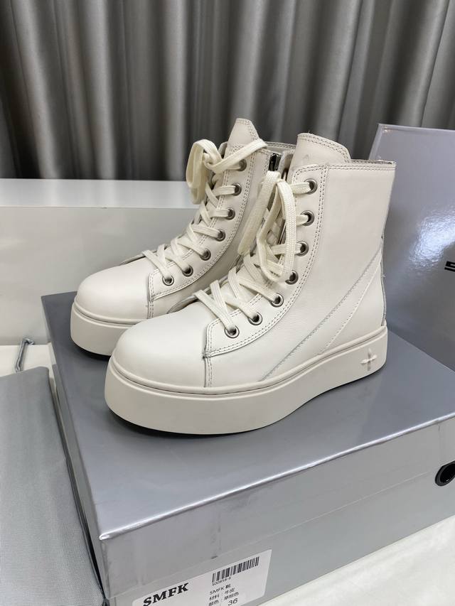 Smfk 小众潮牌 25Ss爆款新品 厚底 休闲鞋 马丁靴 这双Smfk单品，完美诠释了品牌独特的潮流态度与先锋设计理念。 厚底巧妙拉长腿部线条，让穿着者轻松拥