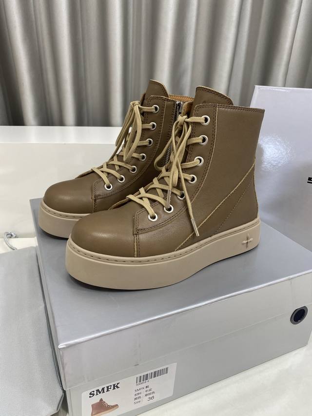 Smfk 小众潮牌 25Ss爆款新品 厚底 休闲鞋 马丁靴 这双Smfk单品，完美诠释了品牌独特的潮流态度与先锋设计理念。 厚底巧妙拉长腿部线条，让穿着者轻松拥
