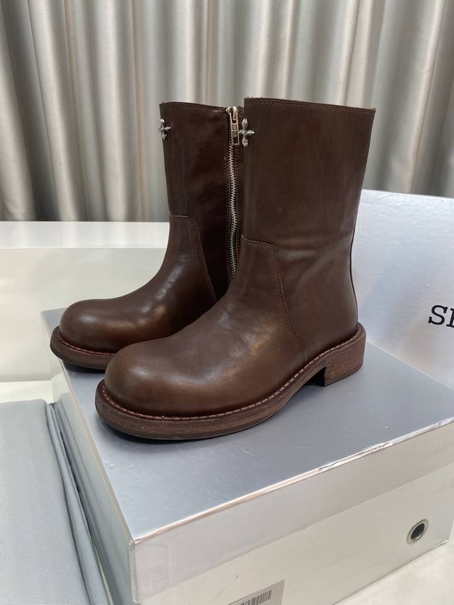 Smfk 小众潮牌 25Ss爆款新品 马丁中通靴 这款Smfk拉链中筒靴，采用经典的中筒靴型设计，利落的线条勾勒出靴子的时尚轮廓，既贴合当下流行趋势，又具备百搭