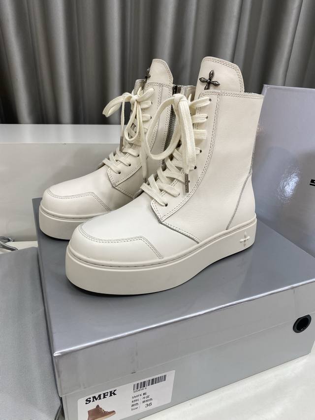 Smfk 小众潮牌 25Ss爆款新品 厚底 休闲鞋 马丁靴 这双Smfk单品，完美诠释了品牌独特的潮流态度与先锋设计理念。 厚底巧妙拉长腿部线条，让穿着者轻松拥