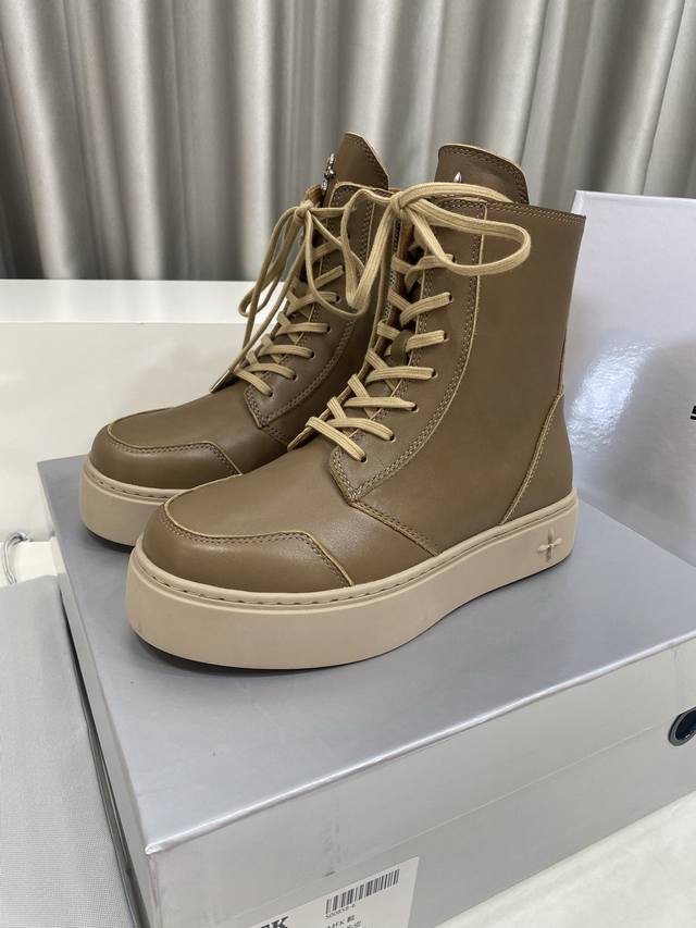 Smfk 小众潮牌 25Ss爆款新品 厚底 休闲鞋 马丁靴 这双Smfk单品，完美诠释了品牌独特的潮流态度与先锋设计理念。 厚底巧妙拉长腿部线条，让穿着者轻松拥